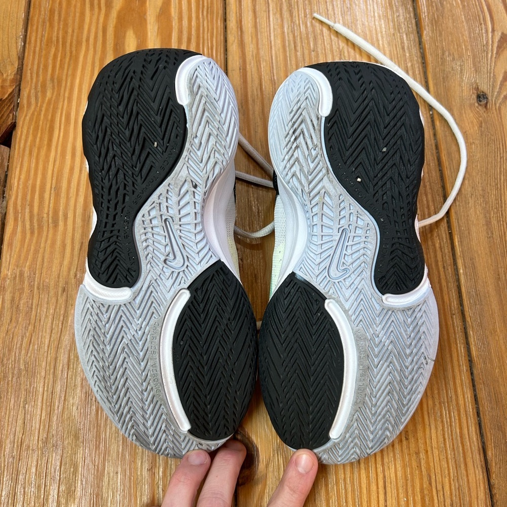 Kids Nike Tennis Shoes Size 3.5 - Picture 4 of 6
